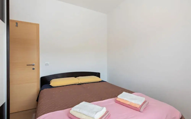 Simplistic Apartment in Neviđane near Sea Beach