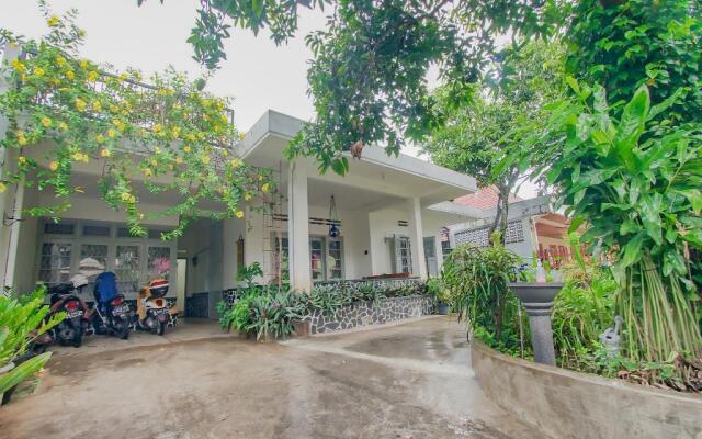 OYO 3371 Omah Saras Family