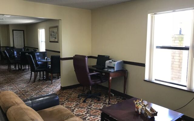 Clairmont Inn & Suites Warren