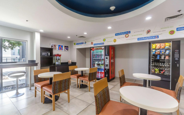 Motel 6 Laredo, TX - Airport