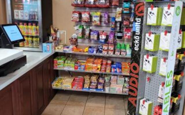 Econo Lodge Inn & Suites