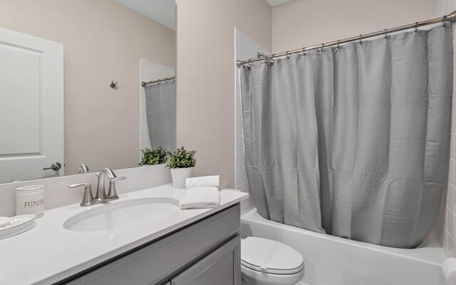 Edgy, Modern 6 Bed 5 Bath