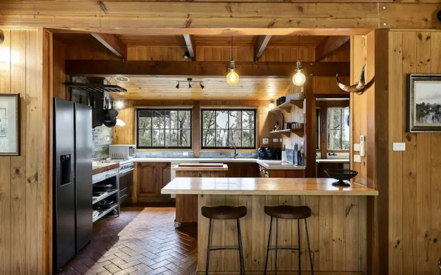 Onyx Retreat Healesville Luxury Lodge x Hot Tub