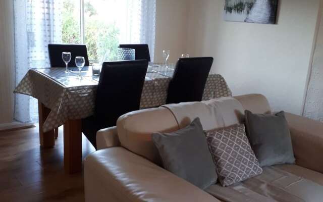 Heol Booker 4 Bedroom House by Cardiff Holiday Homes