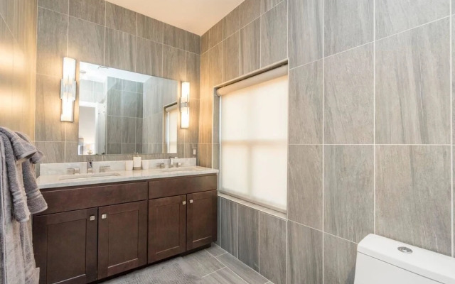 Luxurious Million-dollar Condo w/ Perfect Location