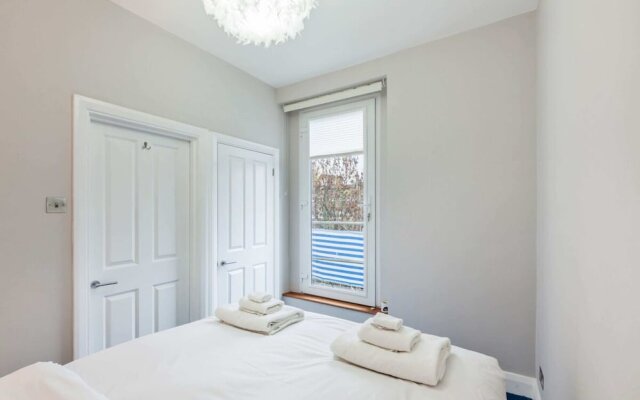 Modern 2 bed Flat, West Kensington, Sleeps 4