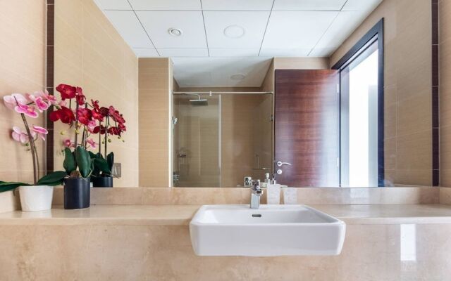 Ornate 1BR w/ Breathtaking Marina Views!