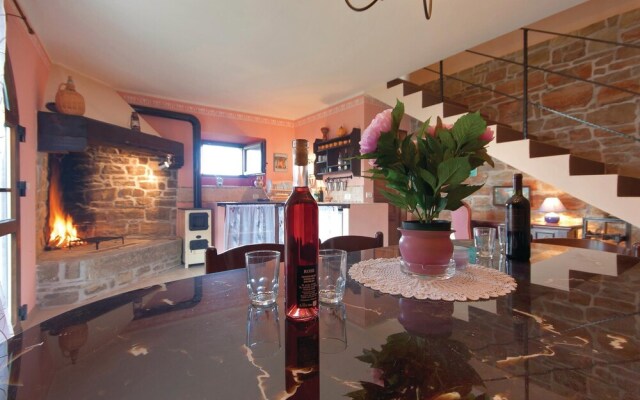 Nice Home in Gracisce With 6 Bedrooms, Internet and Outdoor Swimming Pool