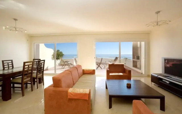 Immaculate 3-bed Penthouse- Stunning Views