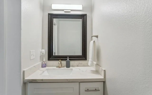Charming Tacoma Retreat w/ Patio & 2 Fireplaces!
