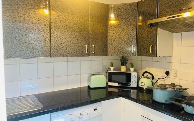 London Luxury Apartment up to 8 Guests