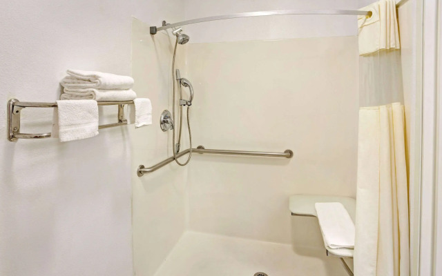 Days Inn & Suites by Wyndham Gresham