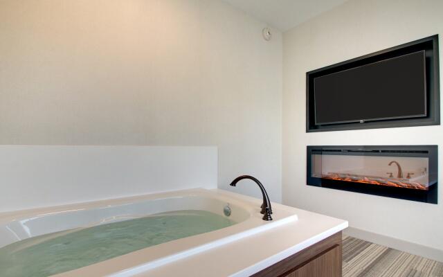 Holiday Inn Express & Suites Aurora - Naperville, an IHG Hotel