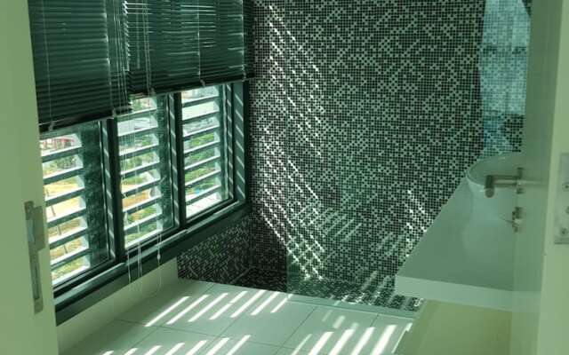 Kardean Intl at Vogue Suite