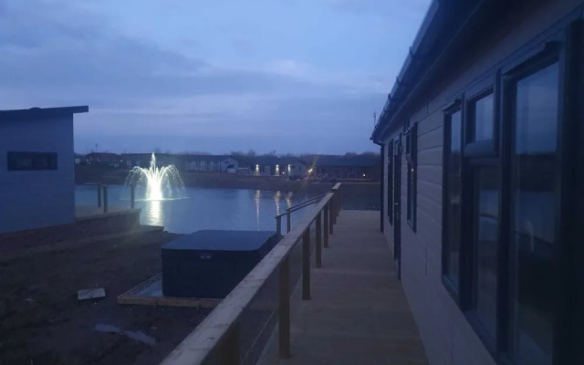 Remarkable 2-bed Luxury Lodge in Routh With Hottub