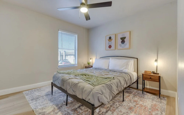 6 Mi to At&t Stadium: Grand Prairie Apt w/ Balcony