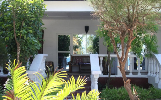 Moonshine Uroa Boutique Hotel