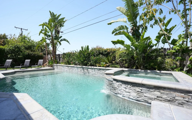 Sweet 4 bedroom, 3 bath plus Loft Bedroom, Pool Home