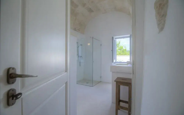 Trullo Grotta Cisternino by Typney