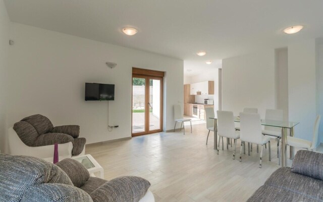 Beautiful Home in Buici With Wifi and 4 Bedrooms