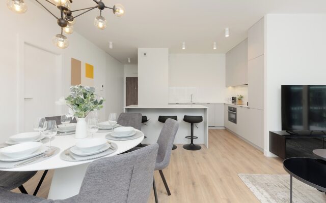 Warsaw Domaniewska by Renters Prestige