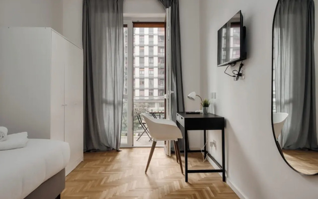 Beautiful apt with 2 balconies