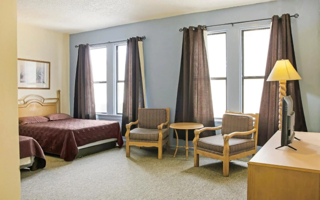 OYO Cameron Historic Hotel Brownsville I-69E