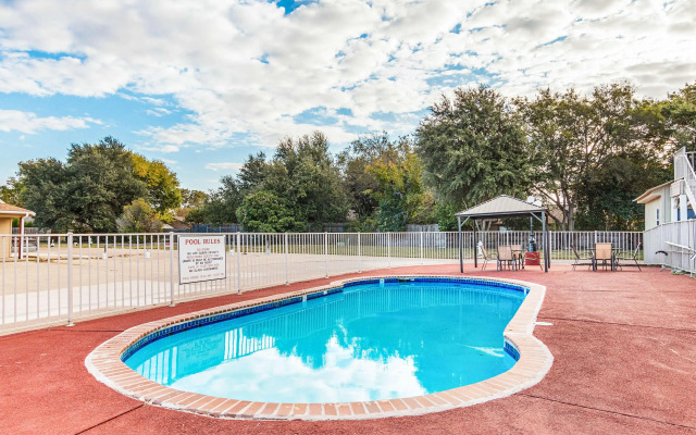 Motel 6 Waxahachie, TX