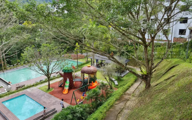 2 bedrooms surrounding natural View and pool