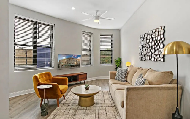 3BR Apt in Logan Square near Highlights