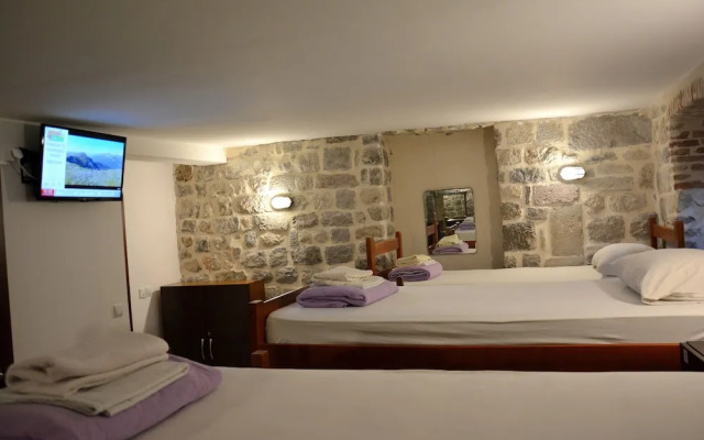 Montenegro Backpackers Home Kotor