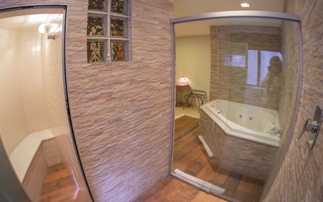 Mondrian Suite Hotel