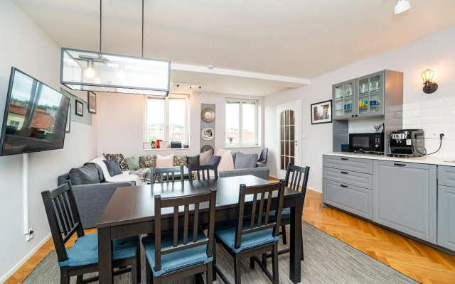 Central, Spacious, Modern 5 Bedrm duplex w/Balcony