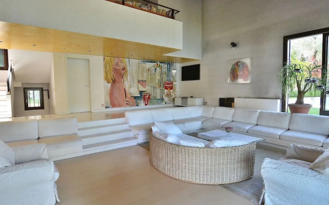 Villa Dismero With Pool