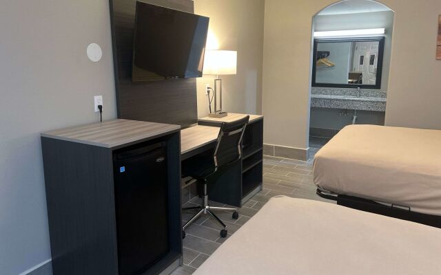 Econo Lodge Inn & Suites