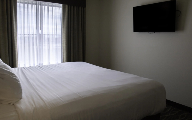 Cobblestone Hotel & Suites - Two Rivers