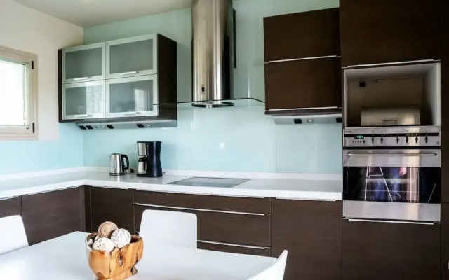 Green Luxury Villa Near The Sea