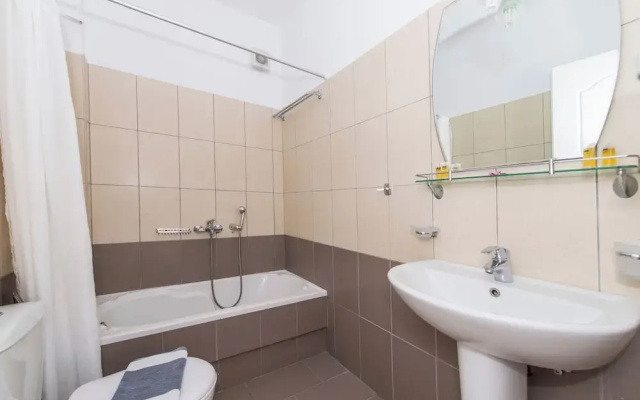 1- bed apt Near Black Beach-sleeps 4-parking