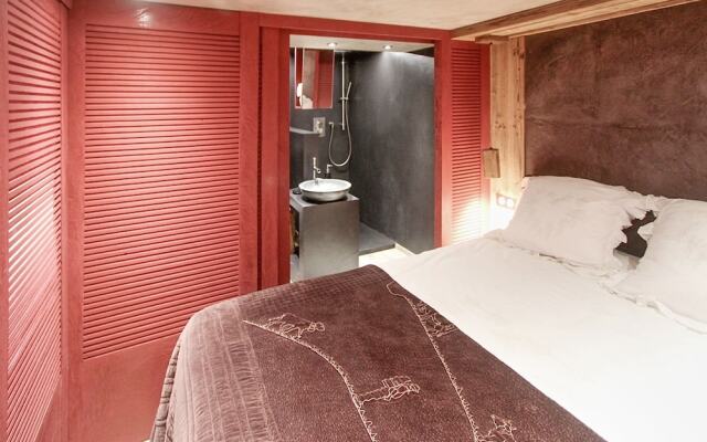 Cosy, 2-bedroom Chalet With Mountain Views Minutes From the Slopes!