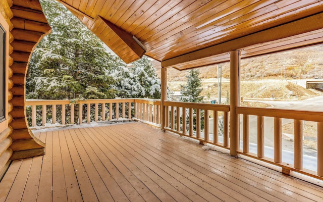 Lodge Hot Tub Dueling Basketball