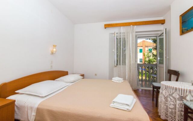 Rooms Holiday Vibes