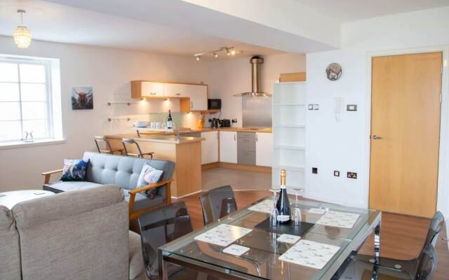 Spacious and Contemporary Flat With Secure Parking