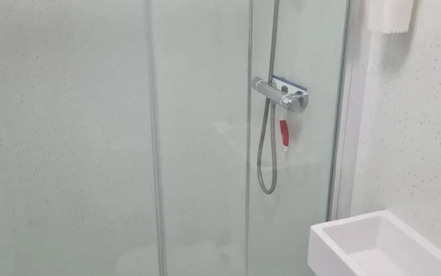 1 Bedroom Annex - 2 Mins From Train Station