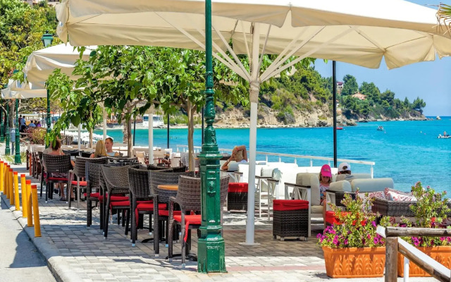 Xenios Dolphin Beach Hotel