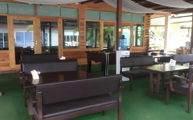 Check In & Chill Out Laem Sok Pier