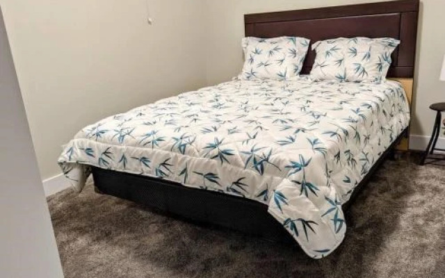 Air & Road Travelers' Perfect Spot! + Full Kitchen