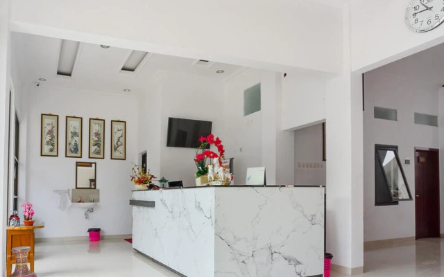 RedDoorz near Jawa Timur Park 3