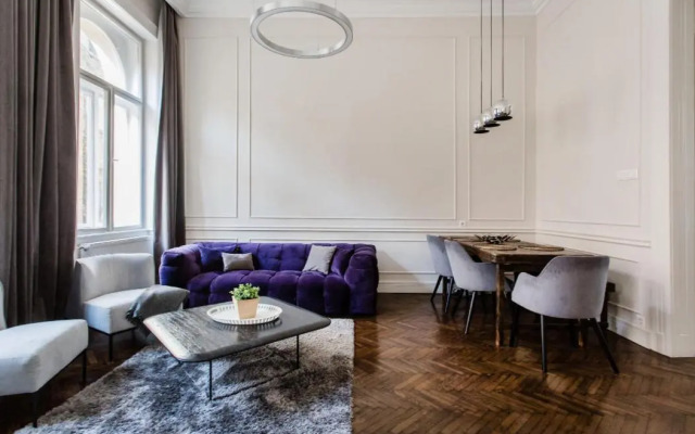 Opera Apartment with Garage, 2BR & 2BTH, AC