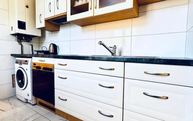 Cozy 3BR Apt Near Kaufpark Alterlaa