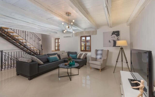 Beautiful Home in Kanfanar With Jacuzzi, Wifi and 7 Bedrooms